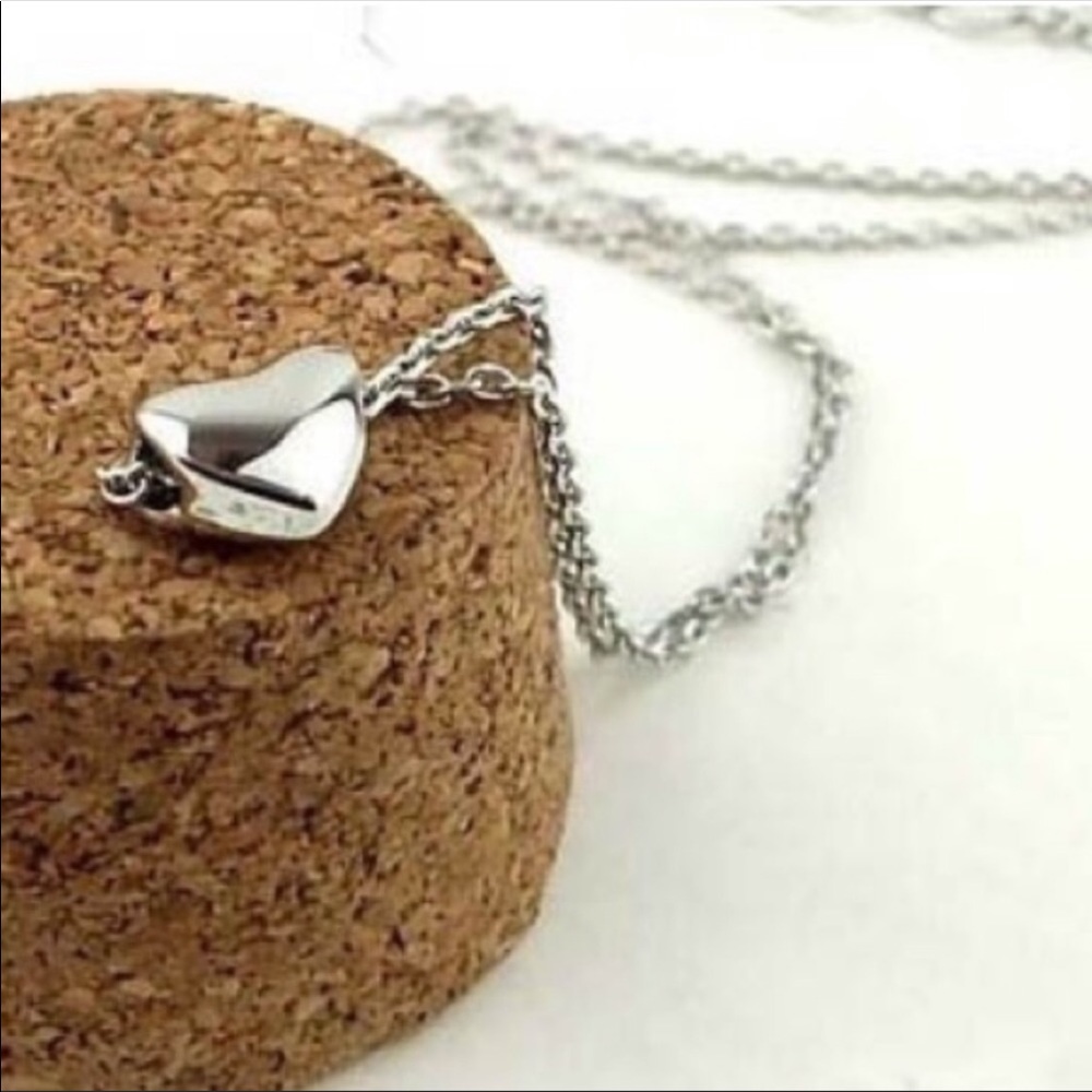 SILVER HEART DAINTY NECKLACE